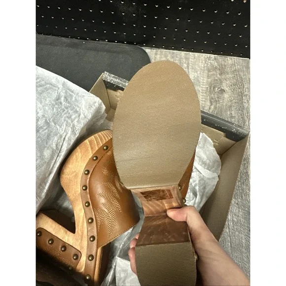 Dingo Women's Free Spirit Wooden Sandals DI2331 TAN Size 7